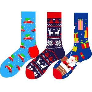 Chaussettes de Noël avec motifs Père Noël, renne et sapin en trois couleurs festives