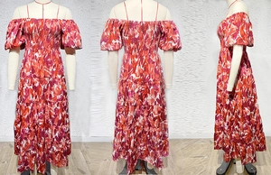 Viste dettagliate di un abito a fiori con spalle scoperte, punto smock e maniche a sbuffo