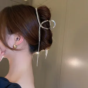 Pince à cheveux en métal argenté avec pompons et strass brillants pour femmes