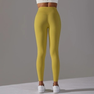 Vue détaillée du legging de yoga jaune moutarde à taille haute avec effet push-up fessier
