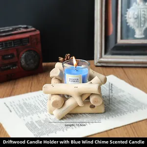 Detalle de portavelas de madera con vela aromática azul en un estilo rústico nórdico