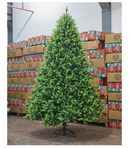 Dettaglio dei densi aghi di pino artificiali e della robusta base metallica dell'albero