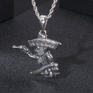 Gros plan du pendentif pirate vintage en acier inoxydable avec une chaîne de corde tressée