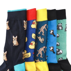 Vue détaillée de chaussettes en coton avec motifs de corgi, canard et panda