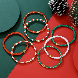 Set de bracelets de Noël avec perles d'argile rouges vertes et blanches et breloque étoile