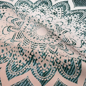 Gros plan du tissu de tapisserie mandala bohème montrant le tissage et les plis