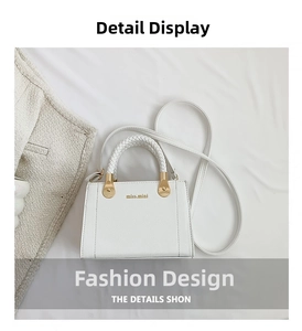 Détail d'un sac blanc texturé avec poignée tressée et finitions métalliques dorées