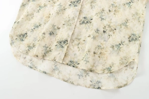 Détail de l'imprimé floral sur chemise popeline beige aux fleurs vertes et bleues