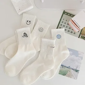 Damen Weiße Crew Socken Baumwolle Cartoon Stickerei Smiley Gesicht Gerippt Atmungsaktiv Wadenhoch Lässig Ins Stil