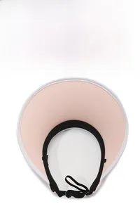 Dettaglio della visiera rosa con fibbia regolabile e fascia antisudore traspirante