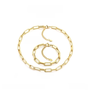 Detail view of golden stainless steel chain set with precise length and weight specs