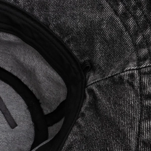 Dettaglio macro del cappello in denim con cuciture e fascia antisudore interna