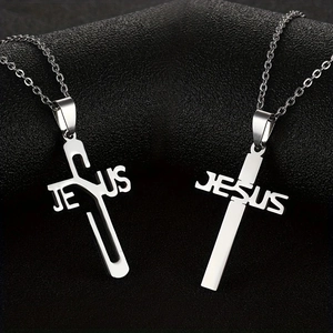 Détail de pendentifs croix en acier inoxydable avec découpe JESUS sur fond noir