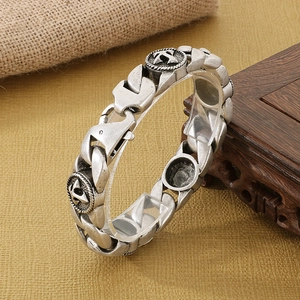Détail du bracelet en argent vieilli avec relief en étoile et texture métallique antique