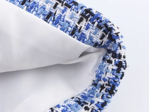 Gros plan détaillé de la texture du tissu en tweed bleu et blanc avec doublure lisse