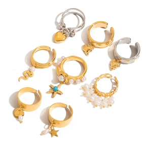 Ensemble de bagues créatives en acier inoxydable avec charms dorés sur fond blanc