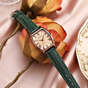 Montre rétro tonneau pour femme avec boîtier or rose et bracelet en cuir vert lézard