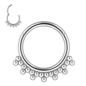 Anello per naso in titanio F136 con tre sfere metalliche e chiusura a scatto clicker