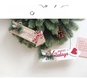 Détail de la plaque de Noël en bois avec cônes de pin 3D et décorations festives