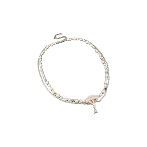 Doppellagige Perlenkette mit rosa Fächersymbol und einem Wassertropfen-Anhänger