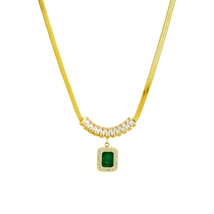 Collana a catena serpente dorata con pendente quadrato in gemma verde e piccoli diamanti
