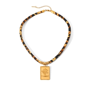 Detail der Leopardenmuster-Kordelkette mit graviertem Goldanhänger und Karabinerhaken