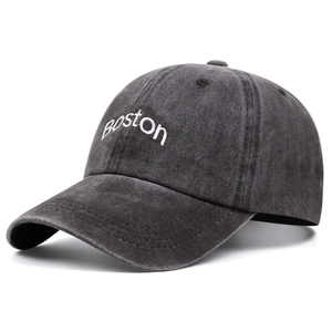 Dettaglio del ricamo bianco Boston sul cappellino da baseball grigio lavato