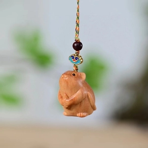 Handgefertigter Schlüsselanhänger aus Zypressenholz mit Hamster und Cloisonné-Wolken