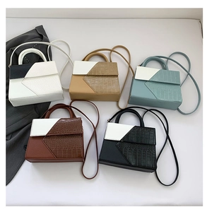 Auswahl an Handtaschen mit Krokodilmuster in verschiedenen Farben und Patchwork-Design