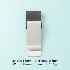 Dettaglio clip per penna retrò in acciaio inossidabile e pelle grigia, 68x22x0,8mm