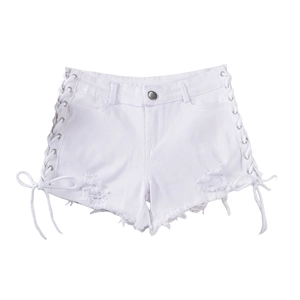 Dettaglio degli shorts in denim bianco con lacci laterali, occhielli e orli sfrangiati