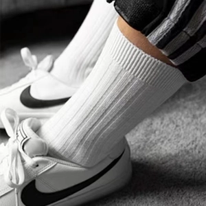 Chaussettes côtelées blanches classiques pour hommes en coton doux avec coupe sportive