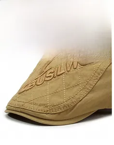 Vue détaillée du béret en coton kaki avec coutures matelassées et broderie de lettres