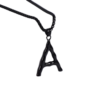 Pendente lettera A nera stile hip hop in acciaio inossidabile con trama lavica fusa