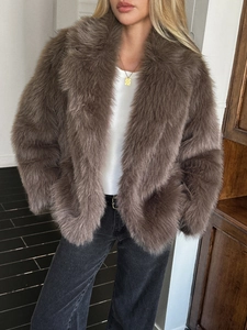 Cappotto donna in finta pelliccia marrone con maniche lunghe abbinato a jeans grigi casual