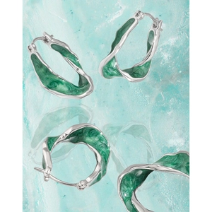 Silver S925 earrings with green marble enamel in a twisted U-shape wavy design