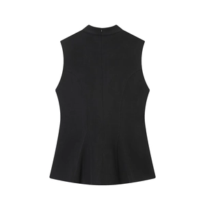 Detail van zwarte mouwloze top met opstaande kraag en geplooide peplum zoomlijn