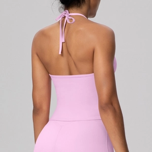 Vue arrière du haut de yoga rose montrant les bretelles croisées et le design dos nu