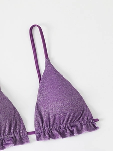 Vue détaillée du haut de bikini violet scintillant avec bords volantés et éclat métallique
