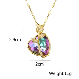Macro di ciondolo a cuore in cristallo placcato oro 18K con misure 2,9cm x 2cm e peso di 11g