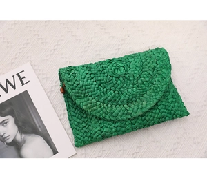 Vista dettagliata della trama di una pochette a busta in paglia di mais verde intrecciata