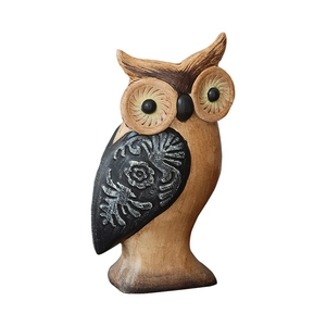 Ornamento a forma di gufo con venature in legno e dettagli floreali a rilievo