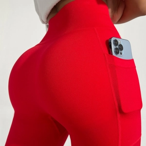 Legging de yoga rouge à taille haute sans couture avec poches latérales vue de profil