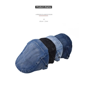 Détail de quatre bérets en jean délavé disponibles en bleu et noir classiques
