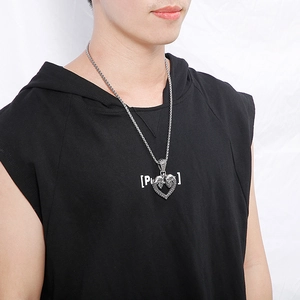 Collier en acier titane avec pendentif cœur et crânes porté par un mannequin sur fond blanc