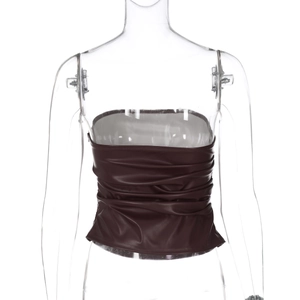 Détail du haut bustier en similicuir marron avec texture plissée élégante et fini brillant