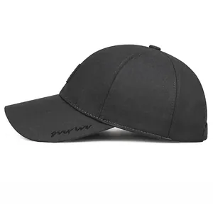 Seitenansicht der schwarzen Baseballkappe mit Stickerei und einem gummierten Aufnäher