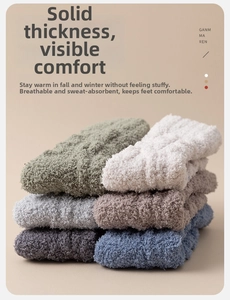 Détail de la texture polaire corail et des six variantes de couleurs des chaussettes d'hiver