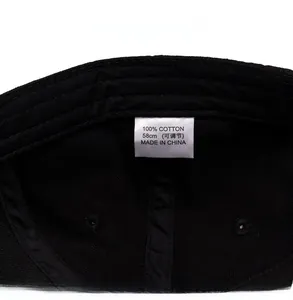 Détail de l'étiquette en coton avec taille 58cm et sangle réglable sur le chapeau noir
