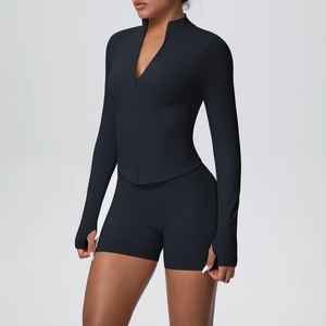 Détail de l'ensemble de yoga noir côtelé avec veste zippée à manches longues et short moulant